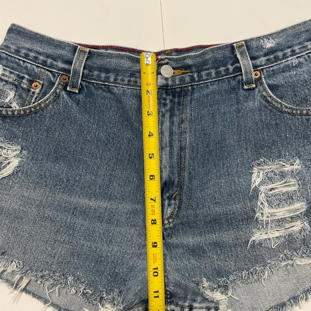Levi’s Women’s 550 Relaxed Distressed Denim Shorts Size 14